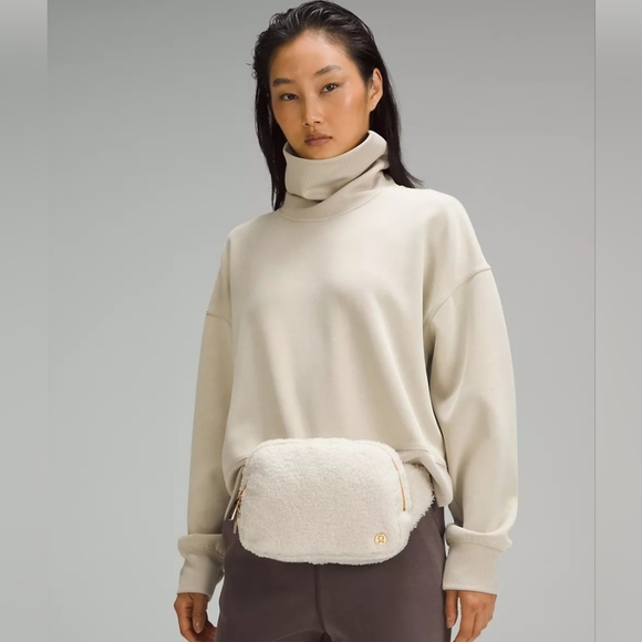 Everywhere Belt Bag Large 2L Fleece - Picture 5 of 10